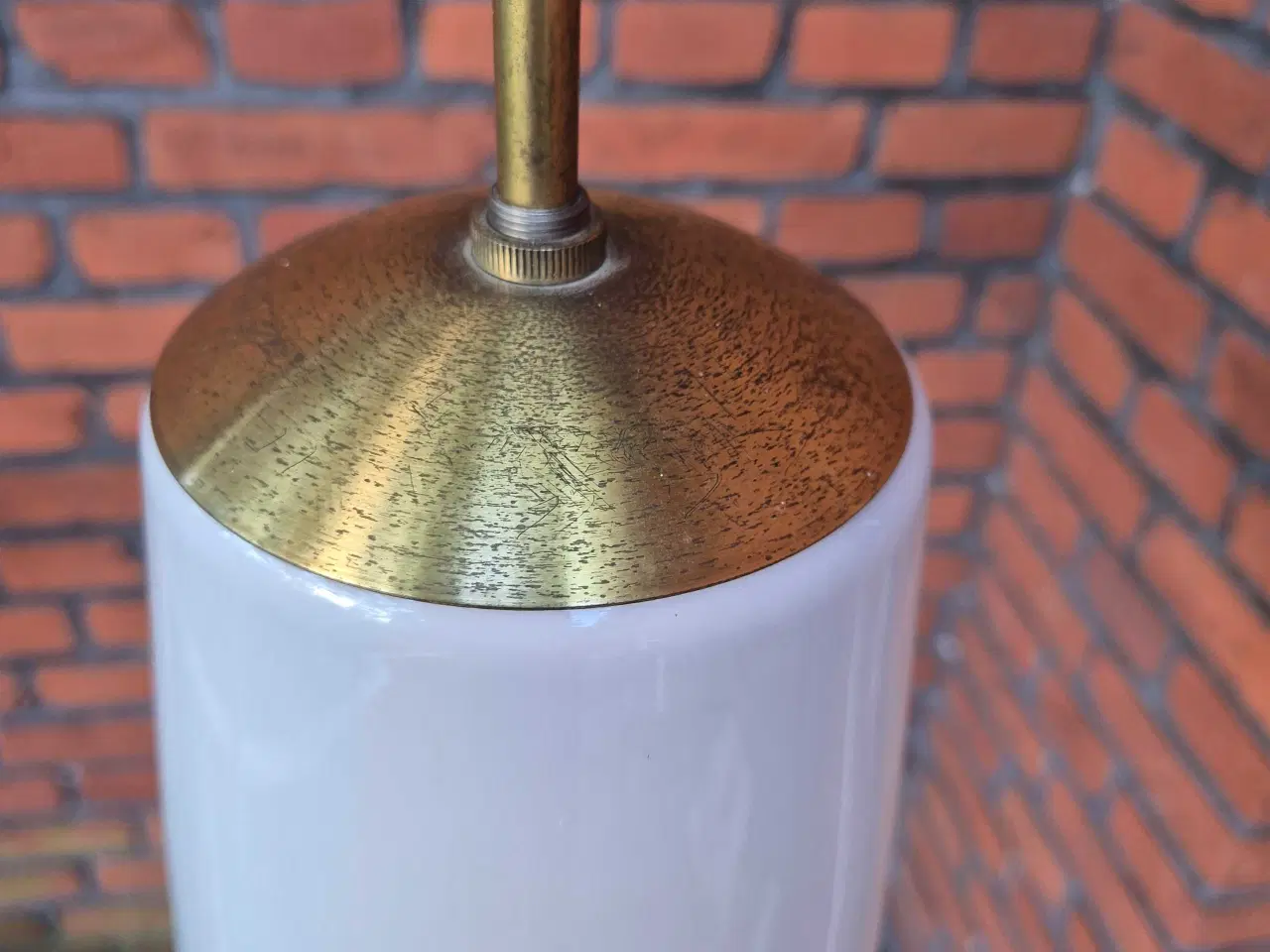 Billede 4 - Elegant retrolampel i opalglas med messingtop