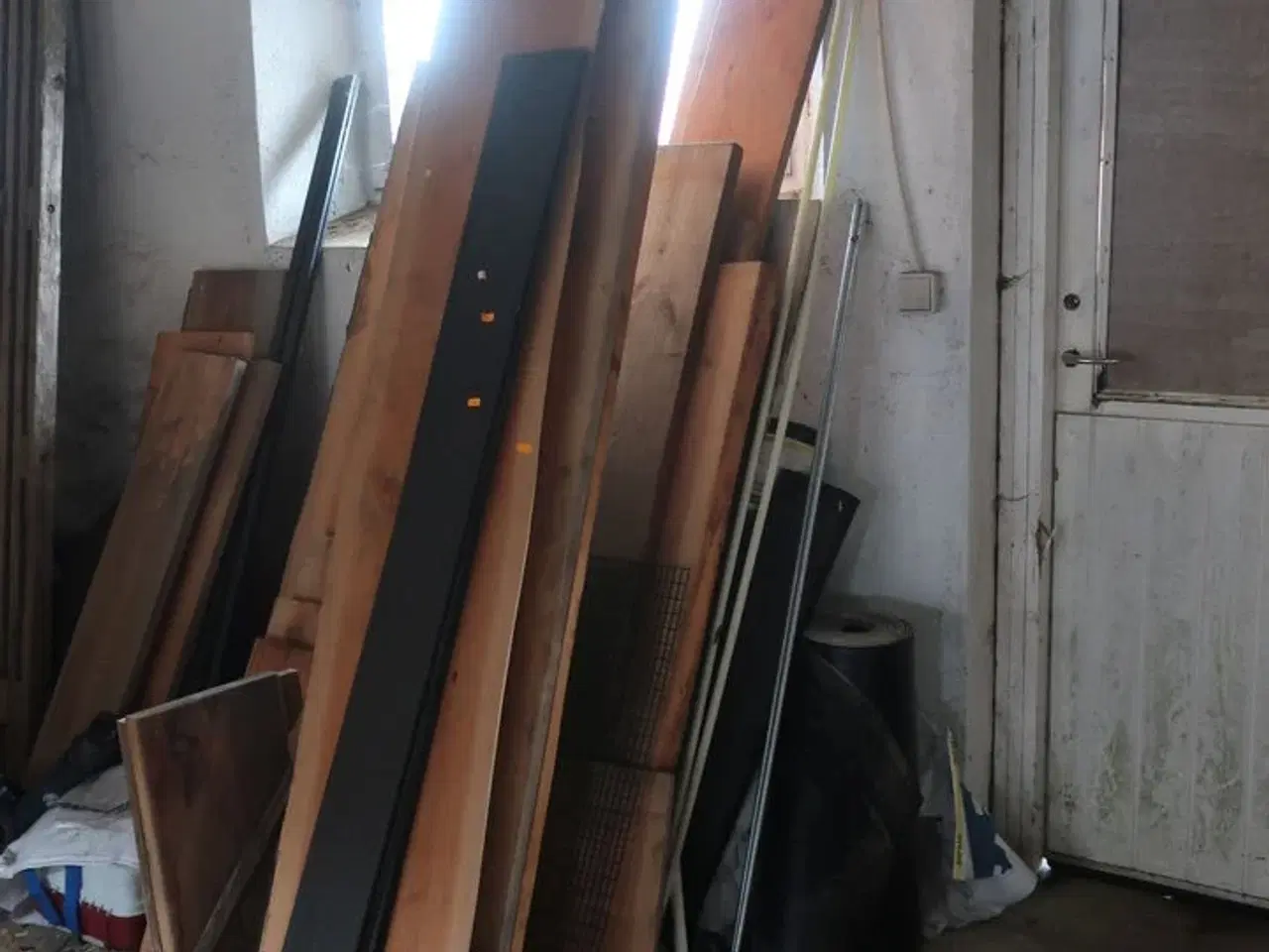 Billede 1 - Div. Træ, hegn, værktøj, løftestroppe, buskrydder m.m.