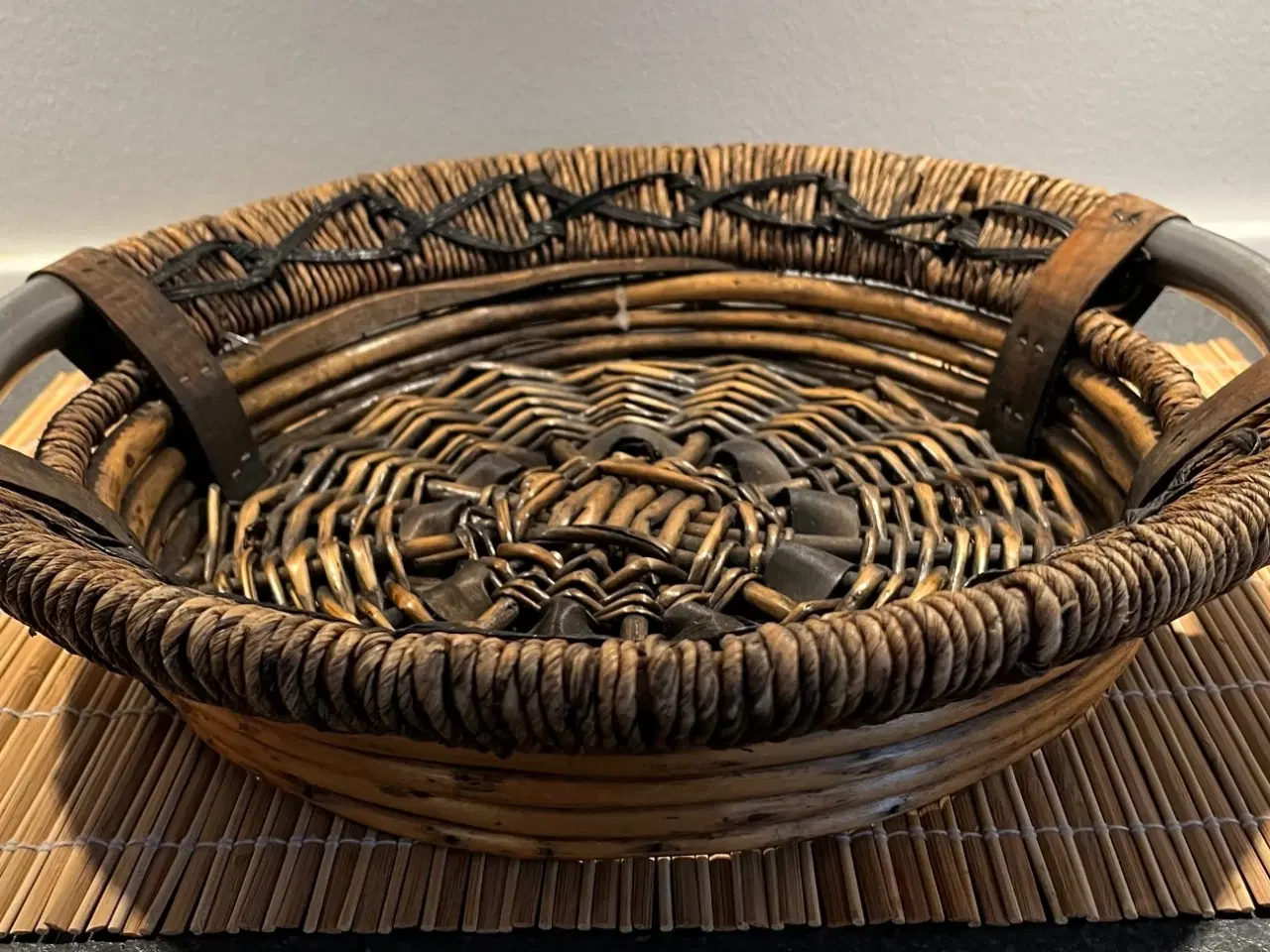Billede 1 - Smuk vintage fletkurv m/læderdetaljer+metalhåndtag