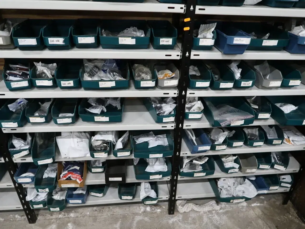 Billede 3 - 6 fag lagerreoler med indhold