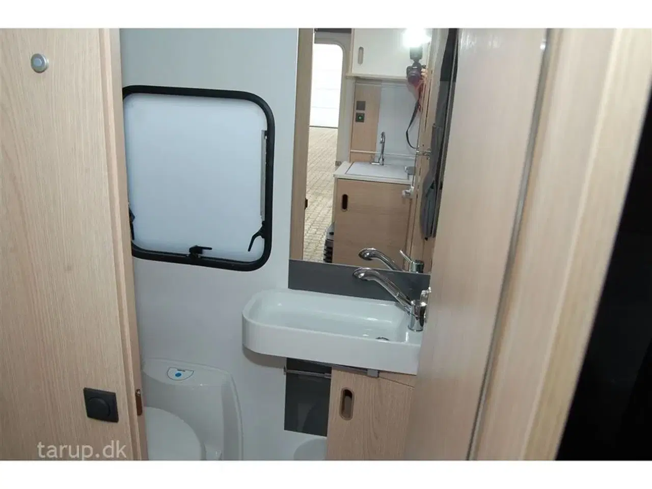 Billede 14 - 2024 - Adria Aviva 492 LU   Enkeltsenge m/udtræk og elevation, endesidde-gruppe, USB-stik,  142 l.  køleskab med fryser, tv-arm,