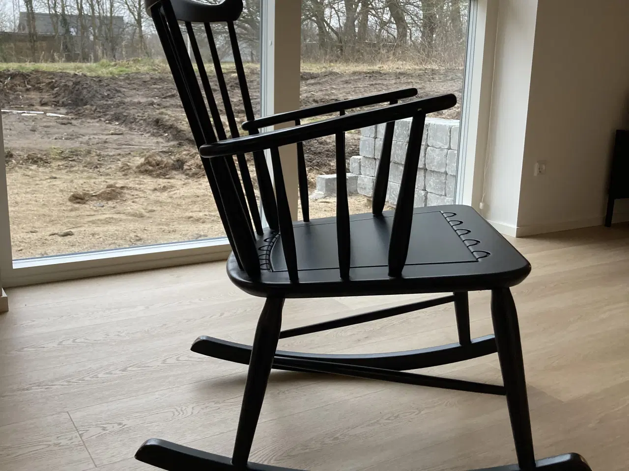 Billede 2 - Sortlakeret gyngestol