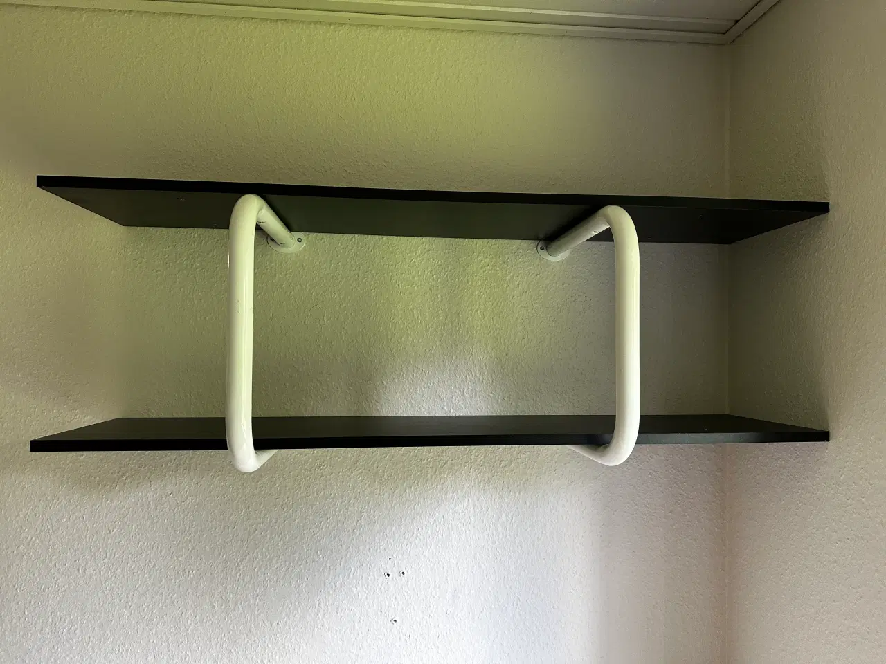 Billede 1 - Hylder i sort med hvide hyldebærer