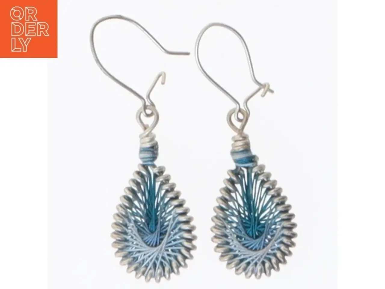 Billede 1 - Håndlavede øreringe i tråd design (str. 2 x 1 cm)