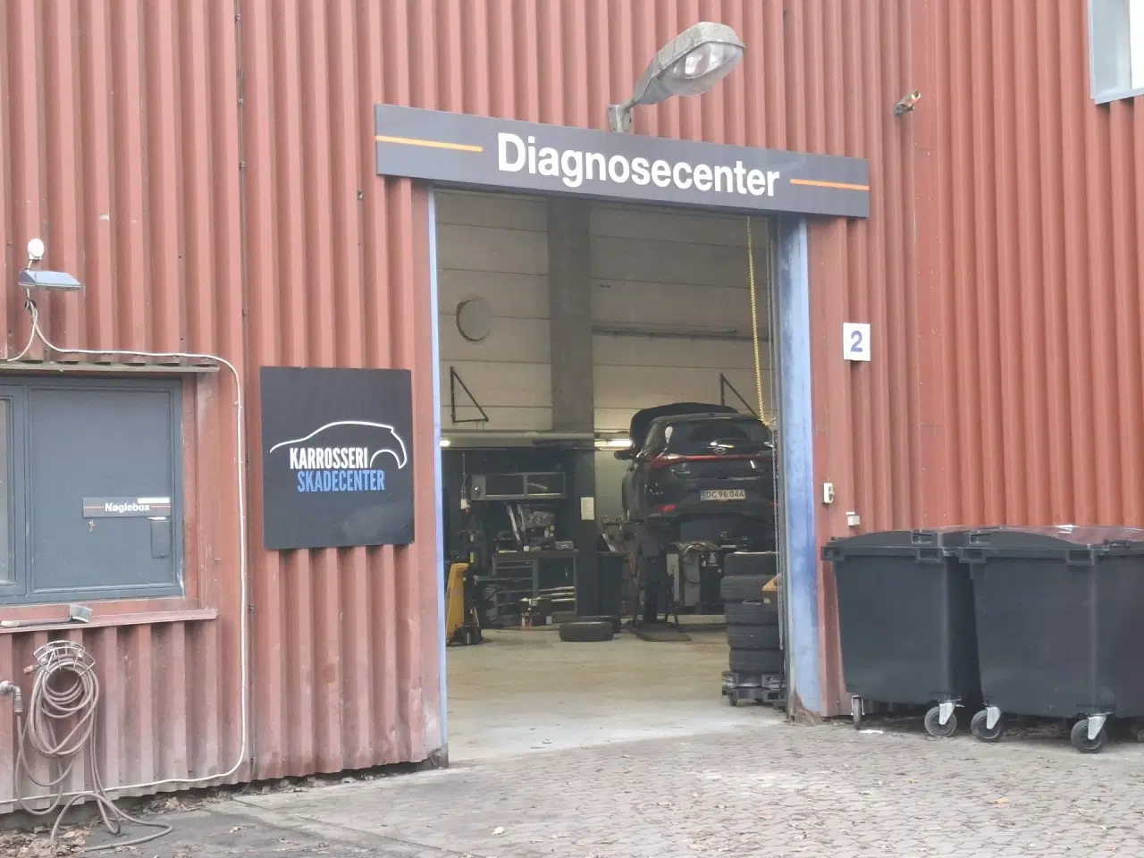 Billede 21 - AUTOVÆRGSTED eller LAGER med store Port. Centralt beliggende ved 2 motorvejstilkørsler. Stort udeareal til præsentation af biler.