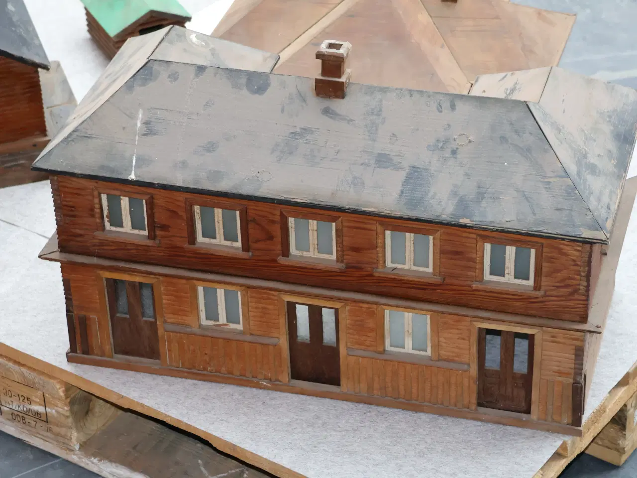 Billede 10 - 4 Stk Modelhuse i træ. 
