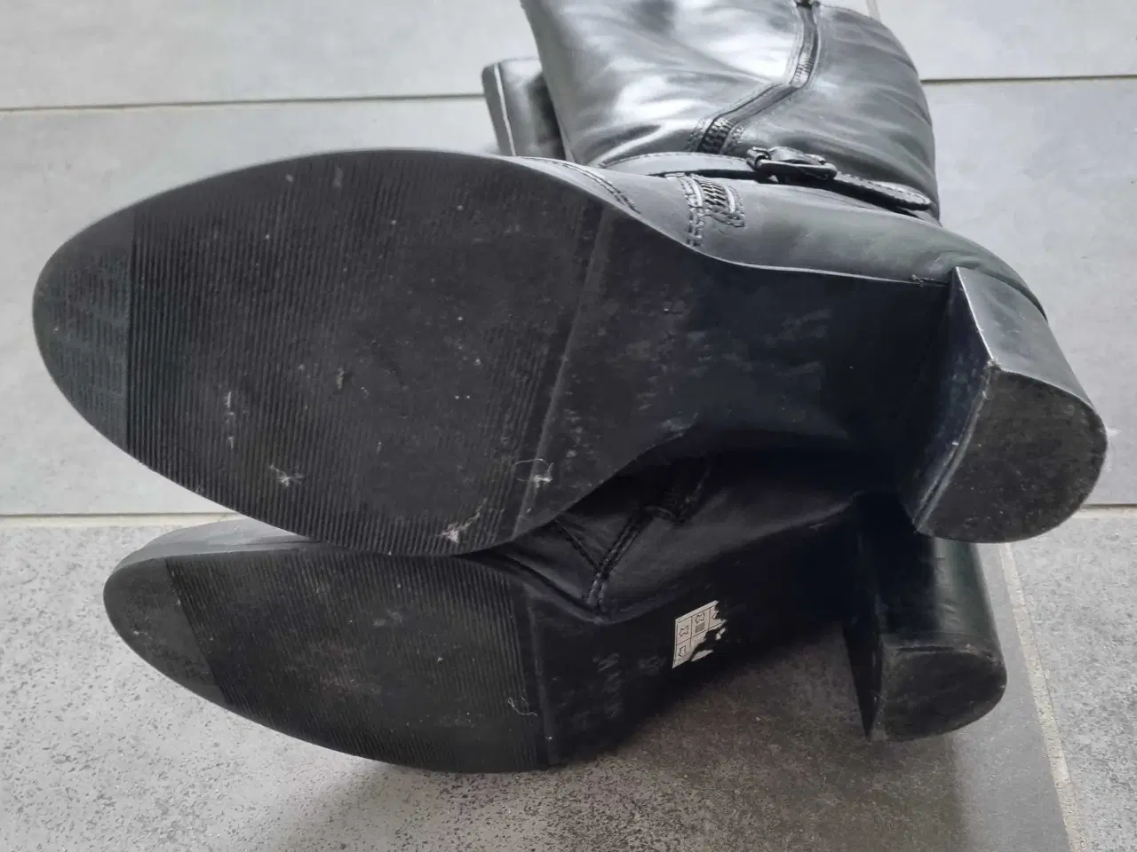 Billede 3 - Lange sorte skindstøvler str 40