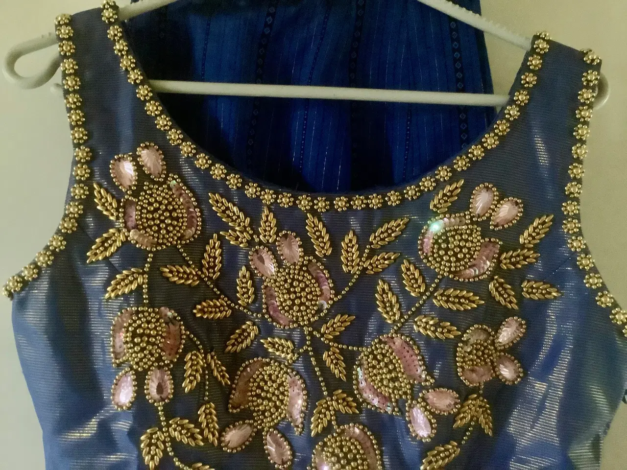 Billede 2 - Smuk selskabsdragt i Thai silke.