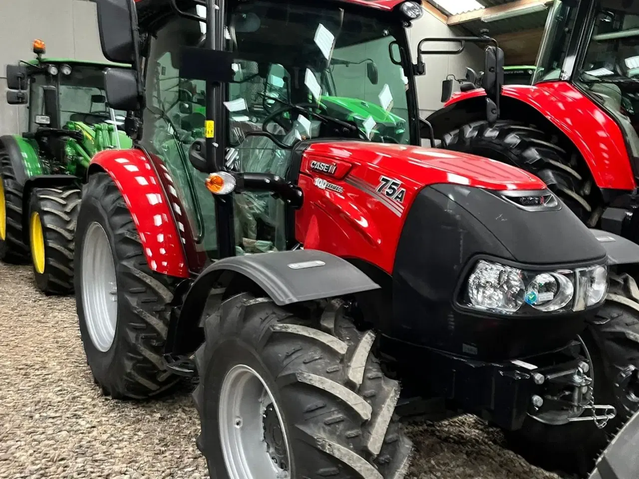 Billede 4 - Case IH Farmall 75 A Koblingsfrit vendegear og brede hjul.