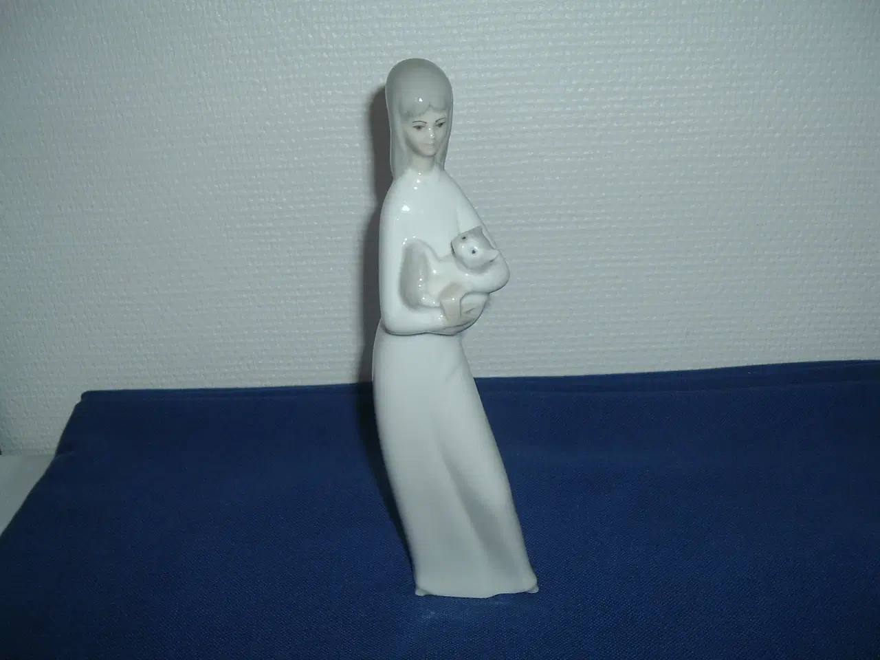 Billede 1 - Figur. Dame med kat. Porcelænsfigur