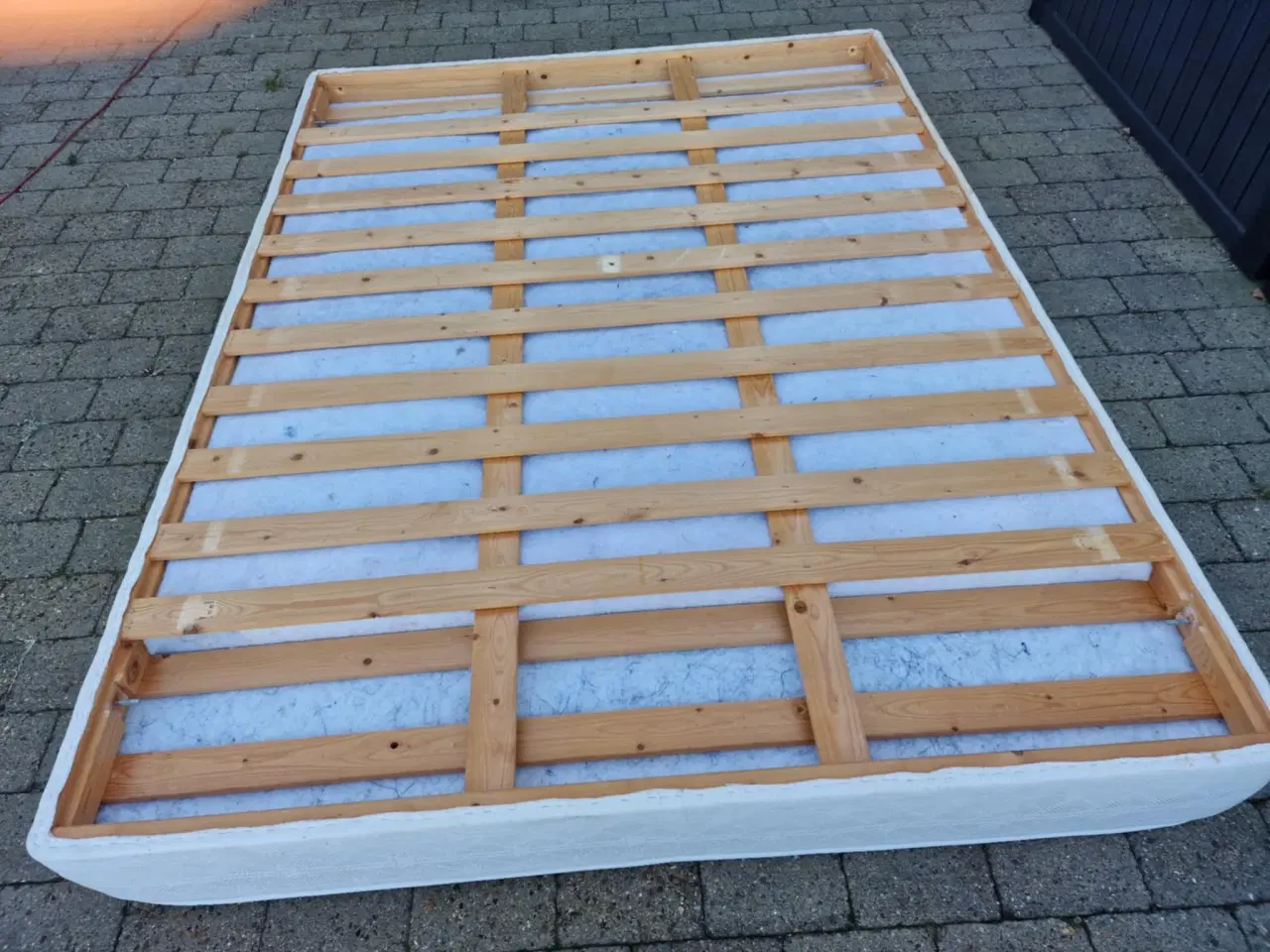 Billede 2 - Sengegavl og ramme i bøg