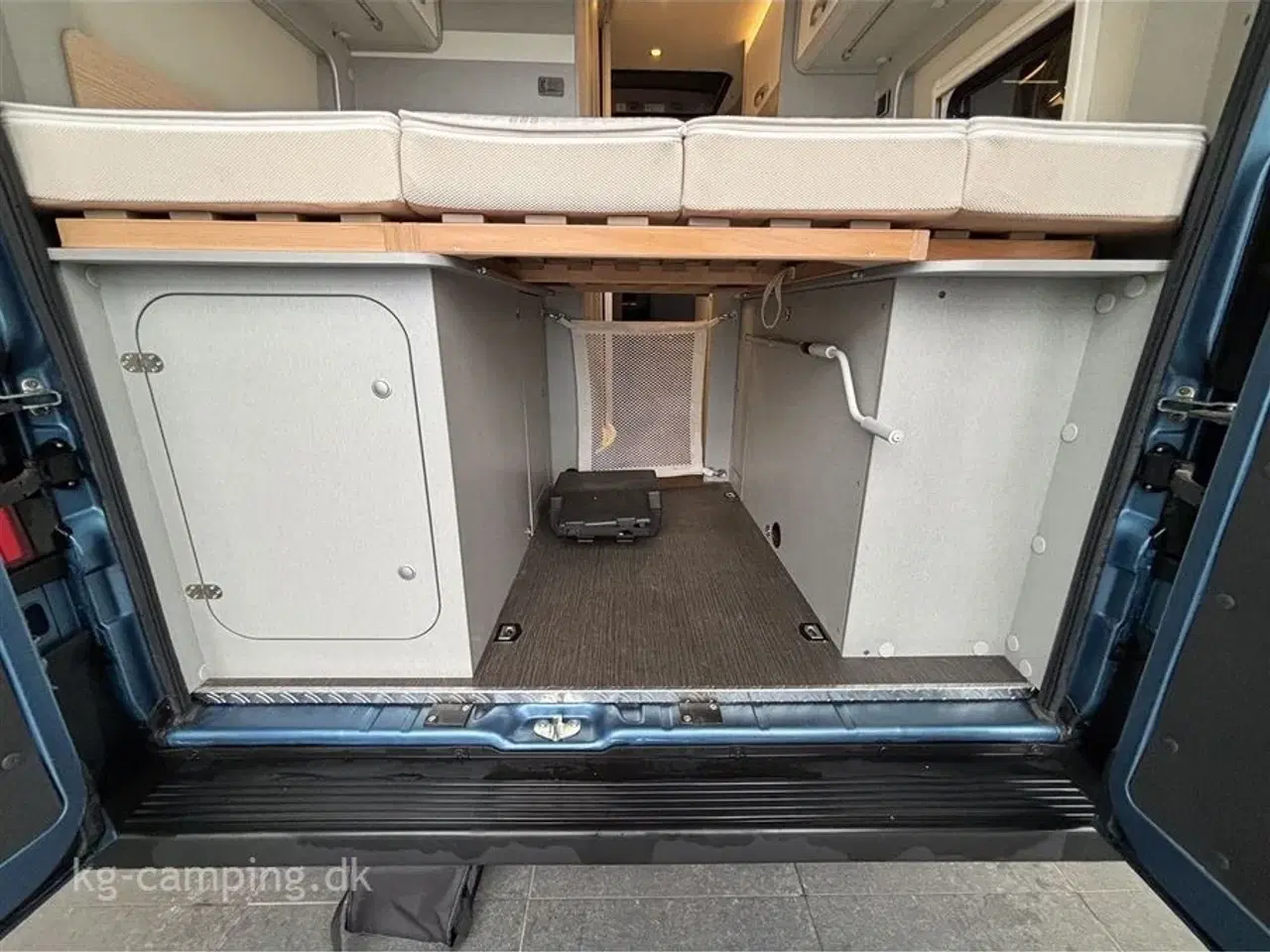 Billede 16 - 2022 - Hymer Free 540 BLUE EVOLUTION   Udstyr inkluderet: 2x Lithium-batteri • Solcelleanlæg • Markise • Hævesængetag • Fuld LED-lys • Automatisk klimaanlæg • Elektrisk håndbremse