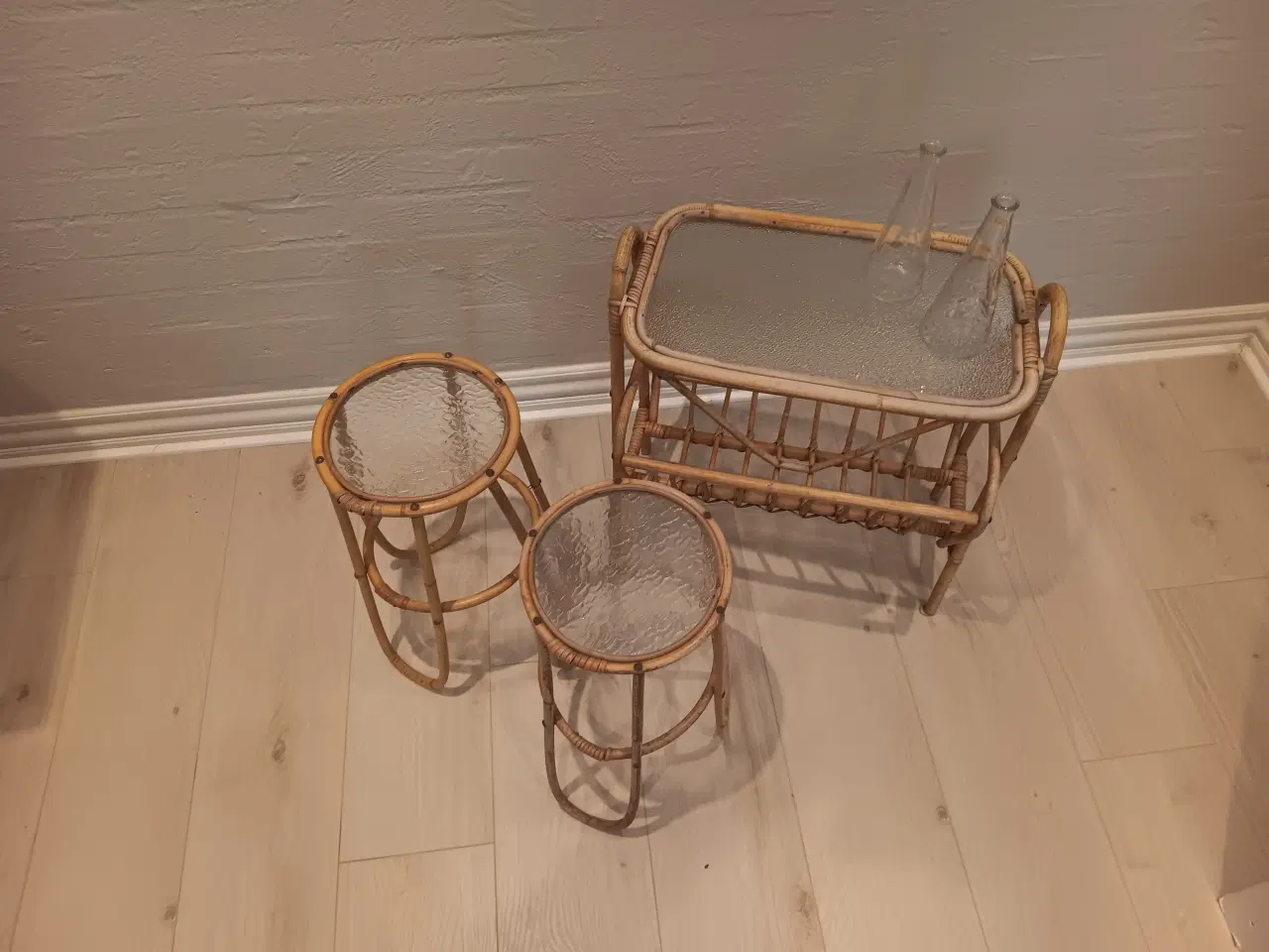 Billede 3 - Bord m. avis/bladholder + to blomsterborder