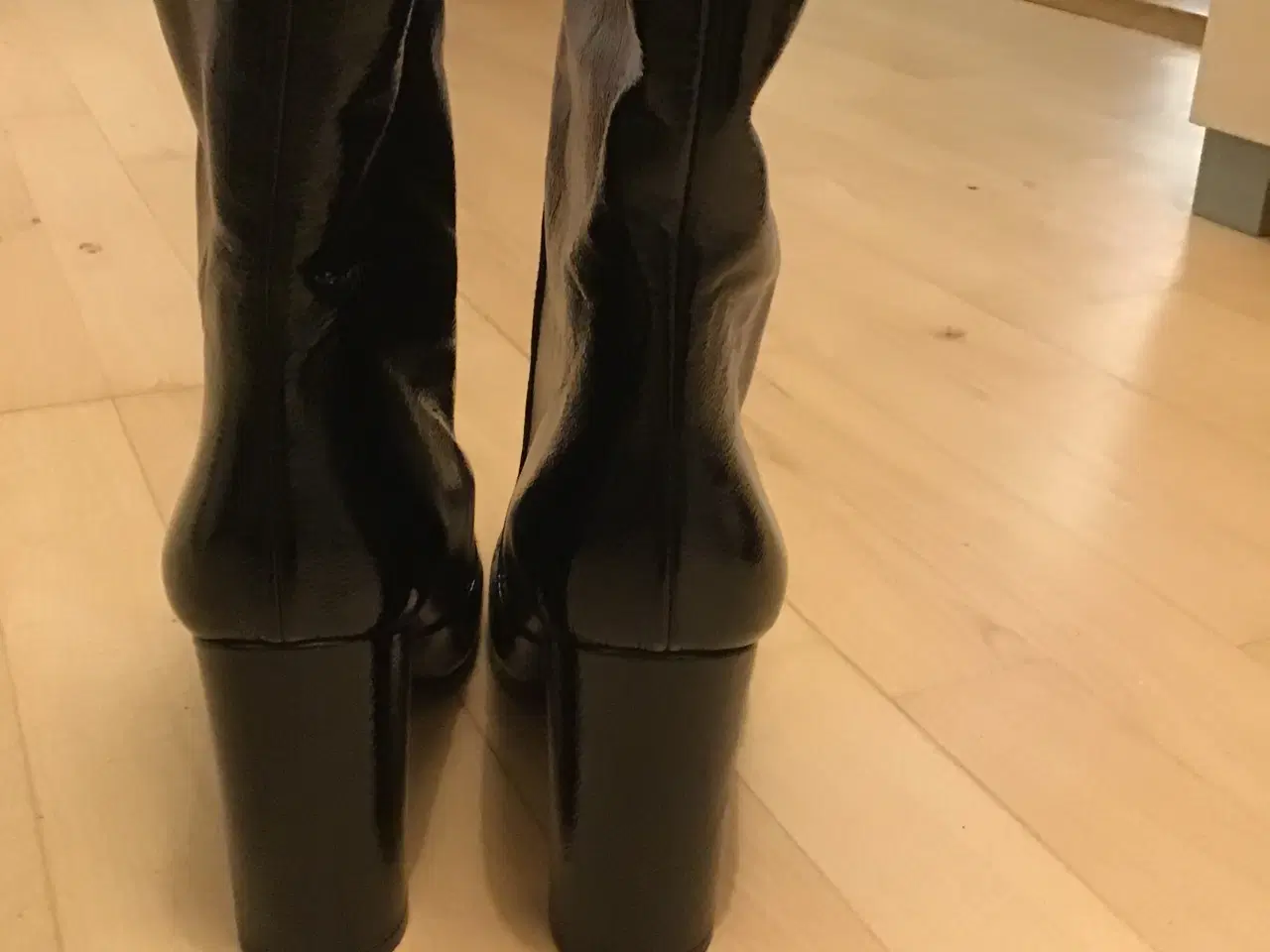 Billede 4 - Blanke, sorte skindstøvler med høj hæl