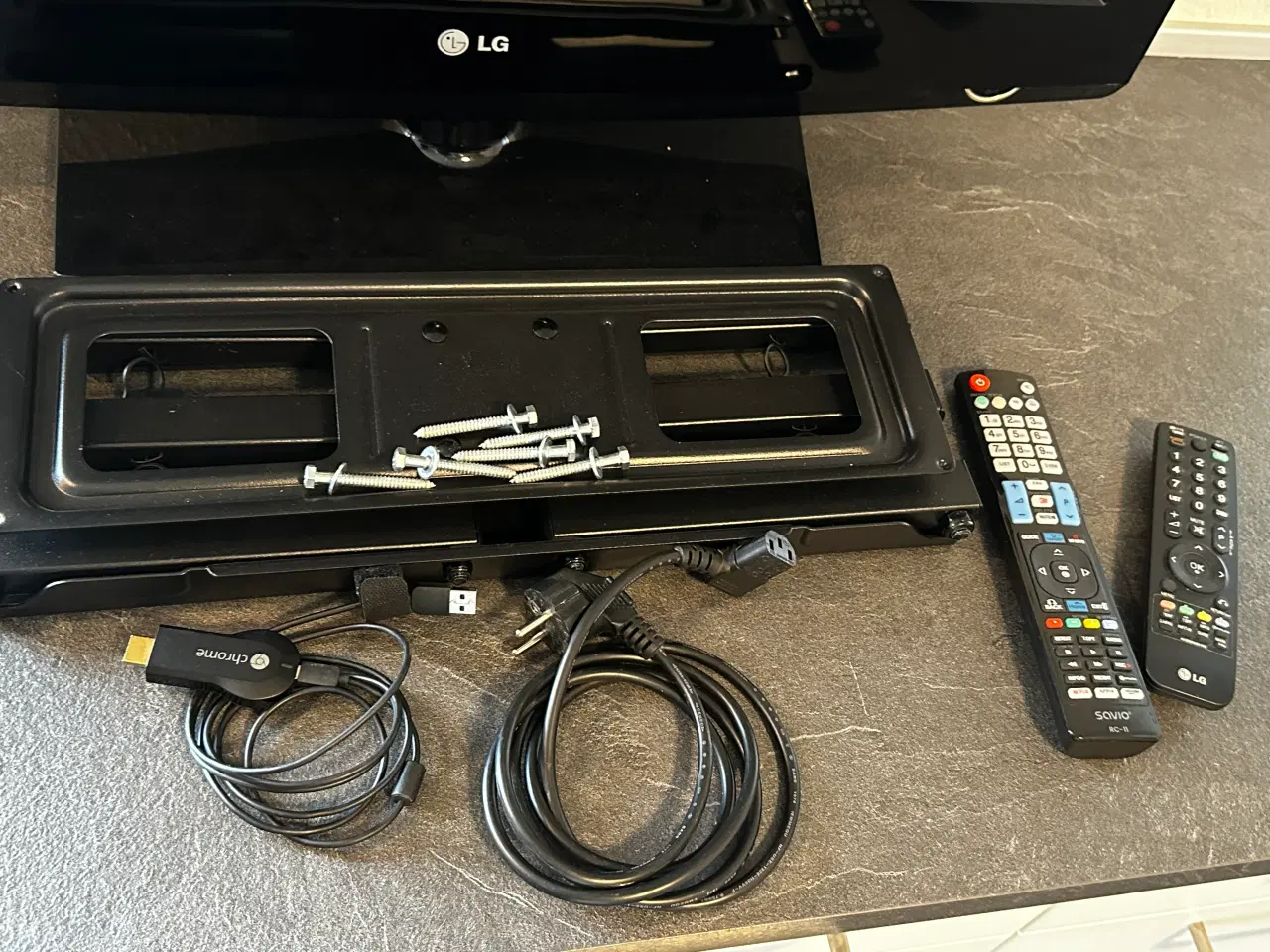 Billede 2 - LG 32" TV med Chromecast, vægbeslag og ny remote