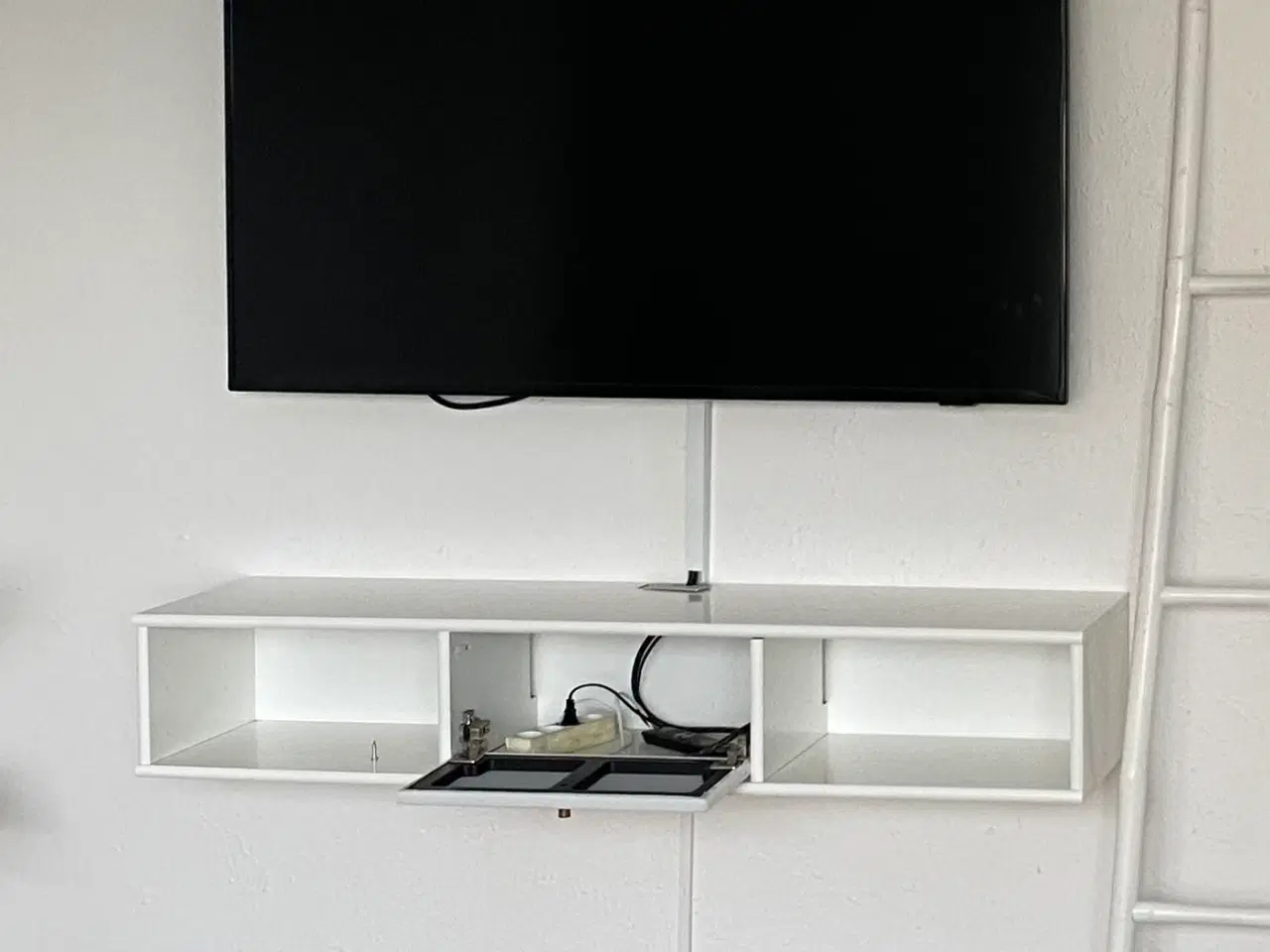 Billede 1 - Mistral TV møbel med hvid stofklap i midten