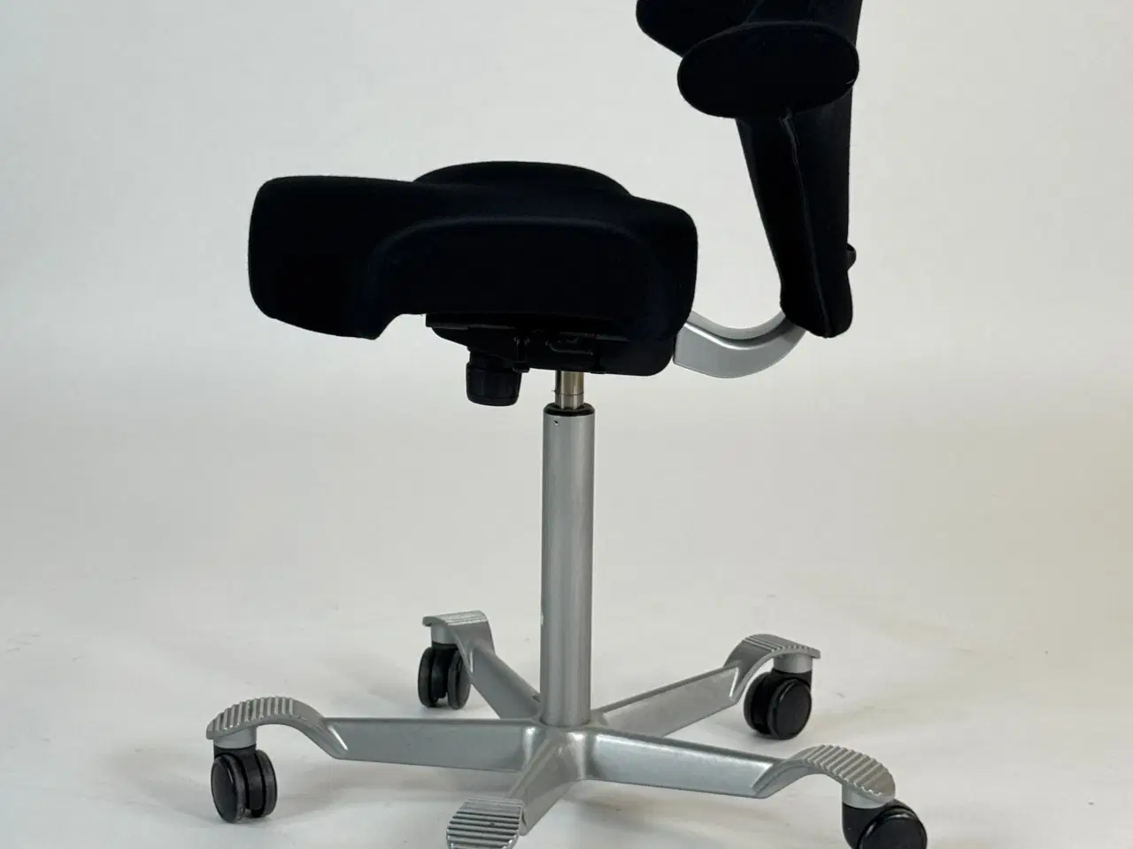 Billede 4 - HÅG Capisco 8106 - 265 mm gaslift - Nypolstret i Sort