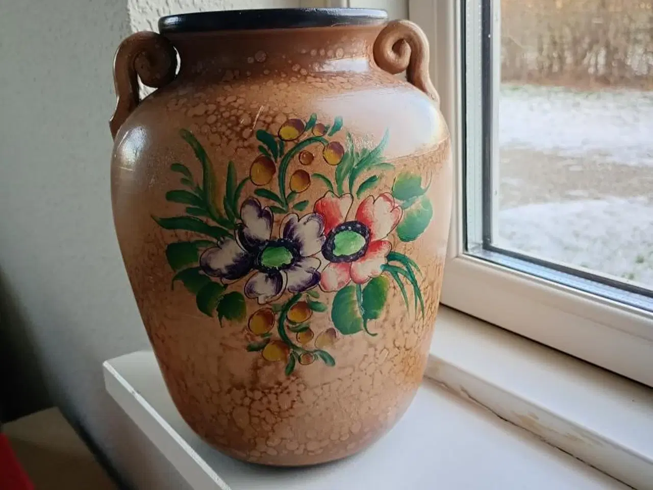 Billede 1 - Fin brun gulvvase med flot blomstermotiv.