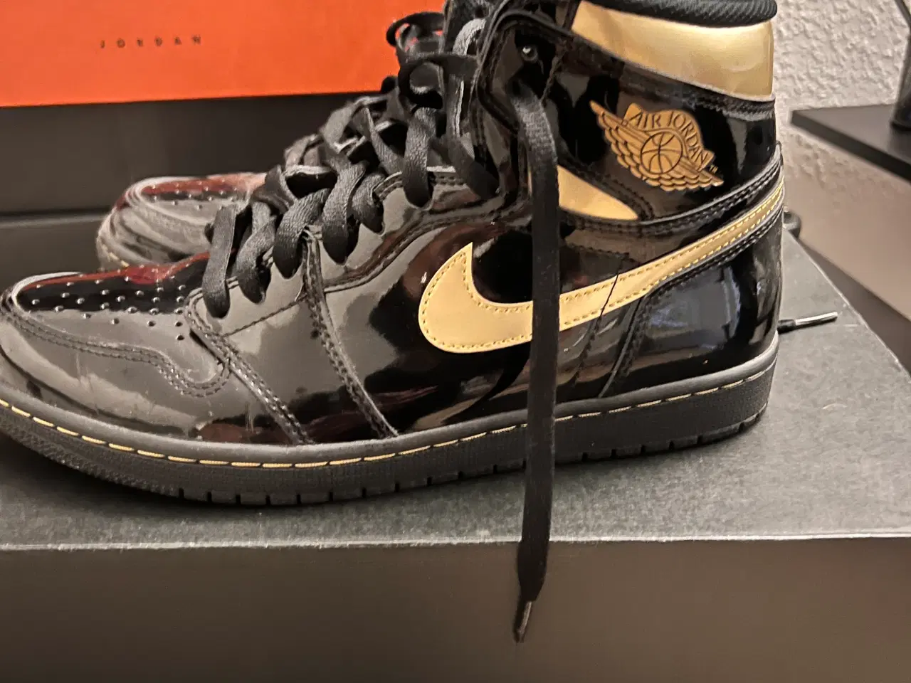 Billede 1 - Air Jordan 1 High Black Metallic Gold 