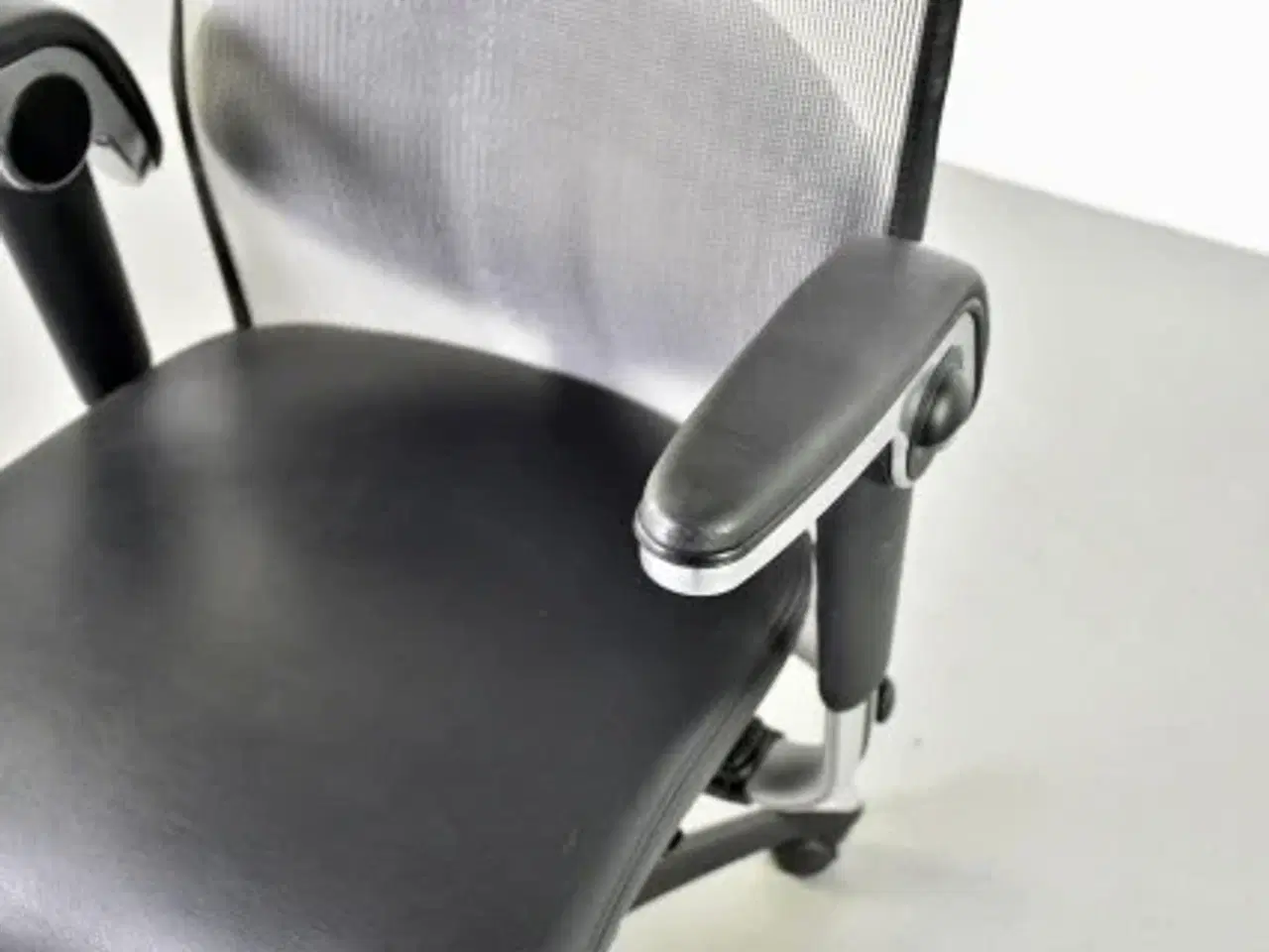 Billede 9 - Häg h09 9231 kontorstol med sort læder polster og sort net ryg