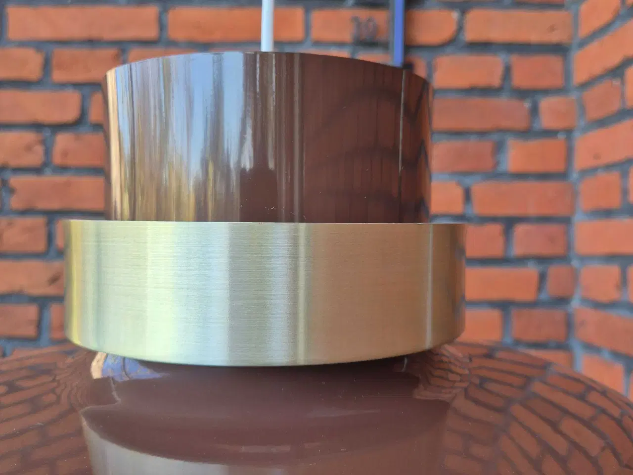 Billede 5 - Chokoladebrun retrolampe med guldfarvet ring