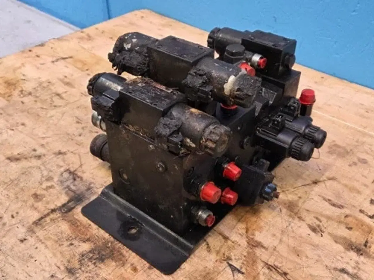 Billede 5 - New Holland CR9.90 Hydraulikventil 84457511