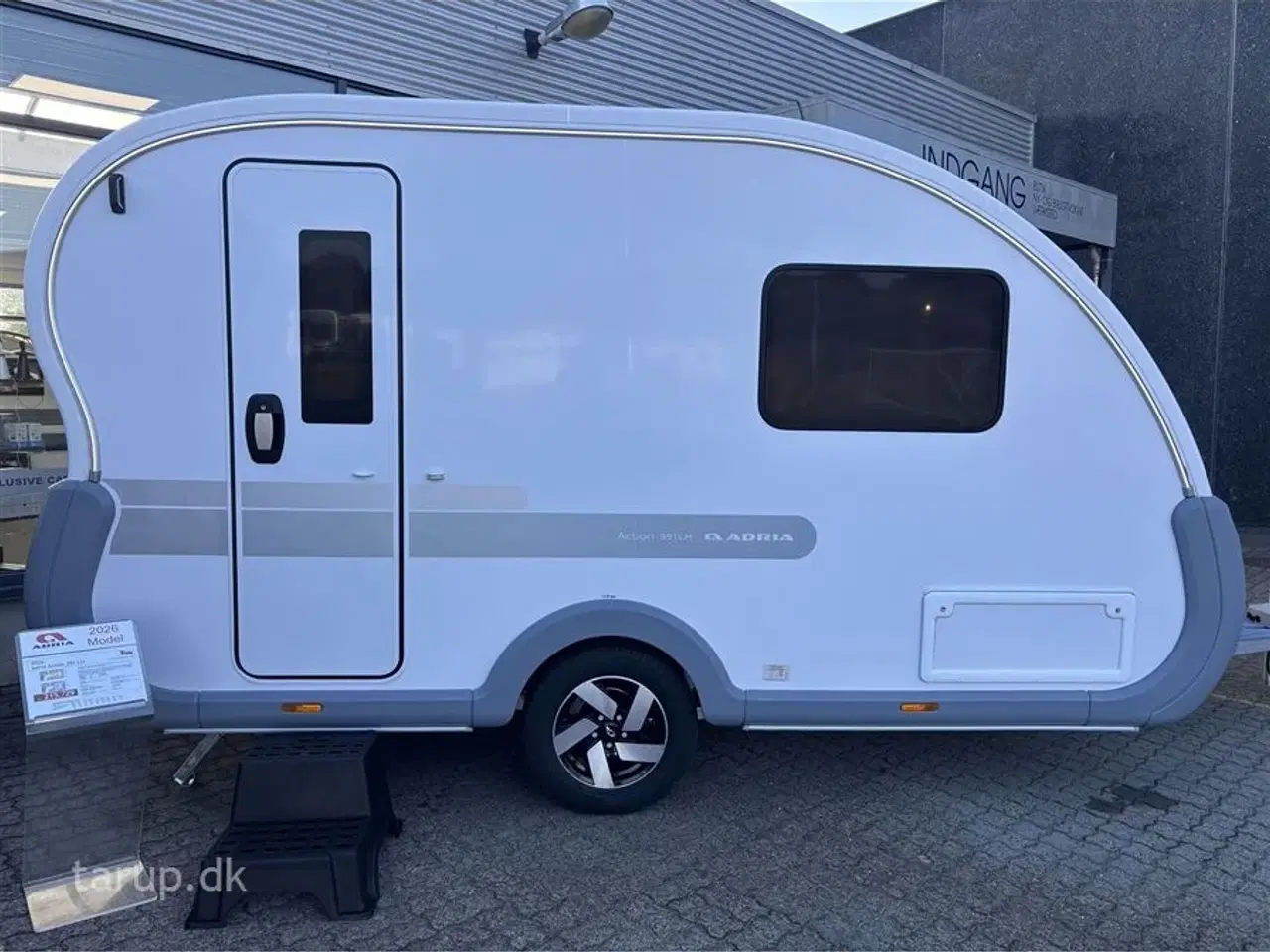 Billede 2 - 2026 - Adria Action 391 LH Classic   NY udgave! Enkeltsenge, sidehængt bord, endekøkken, Truma Combi-varme (gas), Soundbar, panorama-vindue, el-gulvvarme,