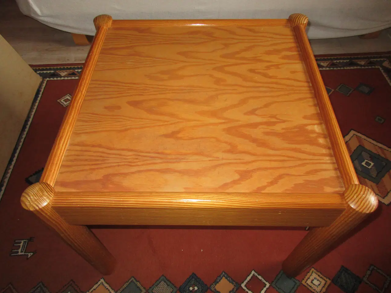 Billede 1 - Lille fyrretræsbord sælges 100 kr