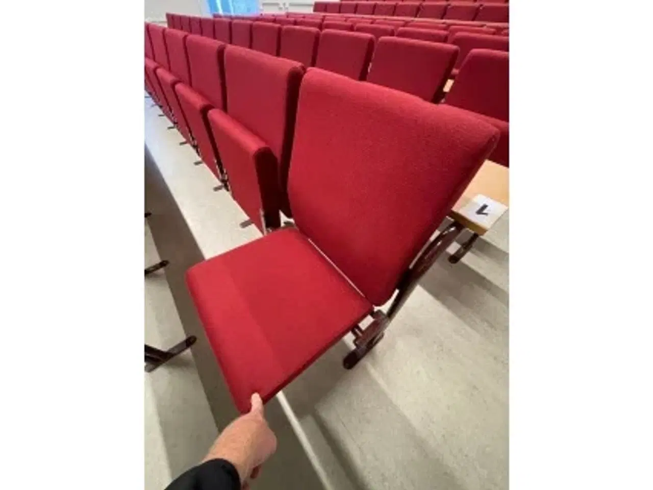 Billede 3 - Afhentnings tilbud auditorium stole og borde, sæt à 120 pladser, sælges samlet