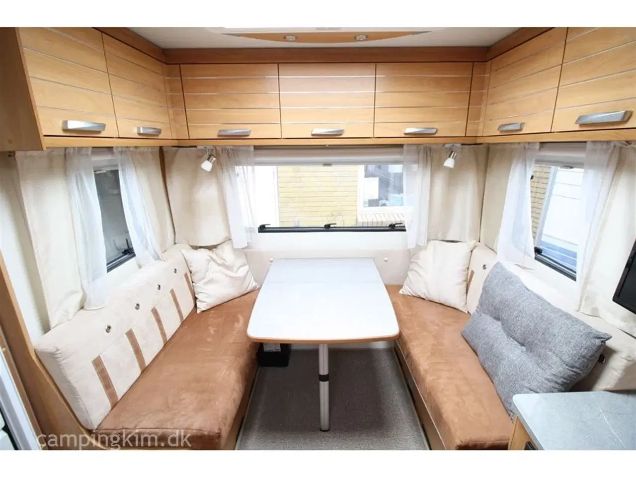 Billede 2 - 2012 - Dethleffs Aero Style 460 DB   Dobbeltseng, kantsyet tæpper og lav vægt.