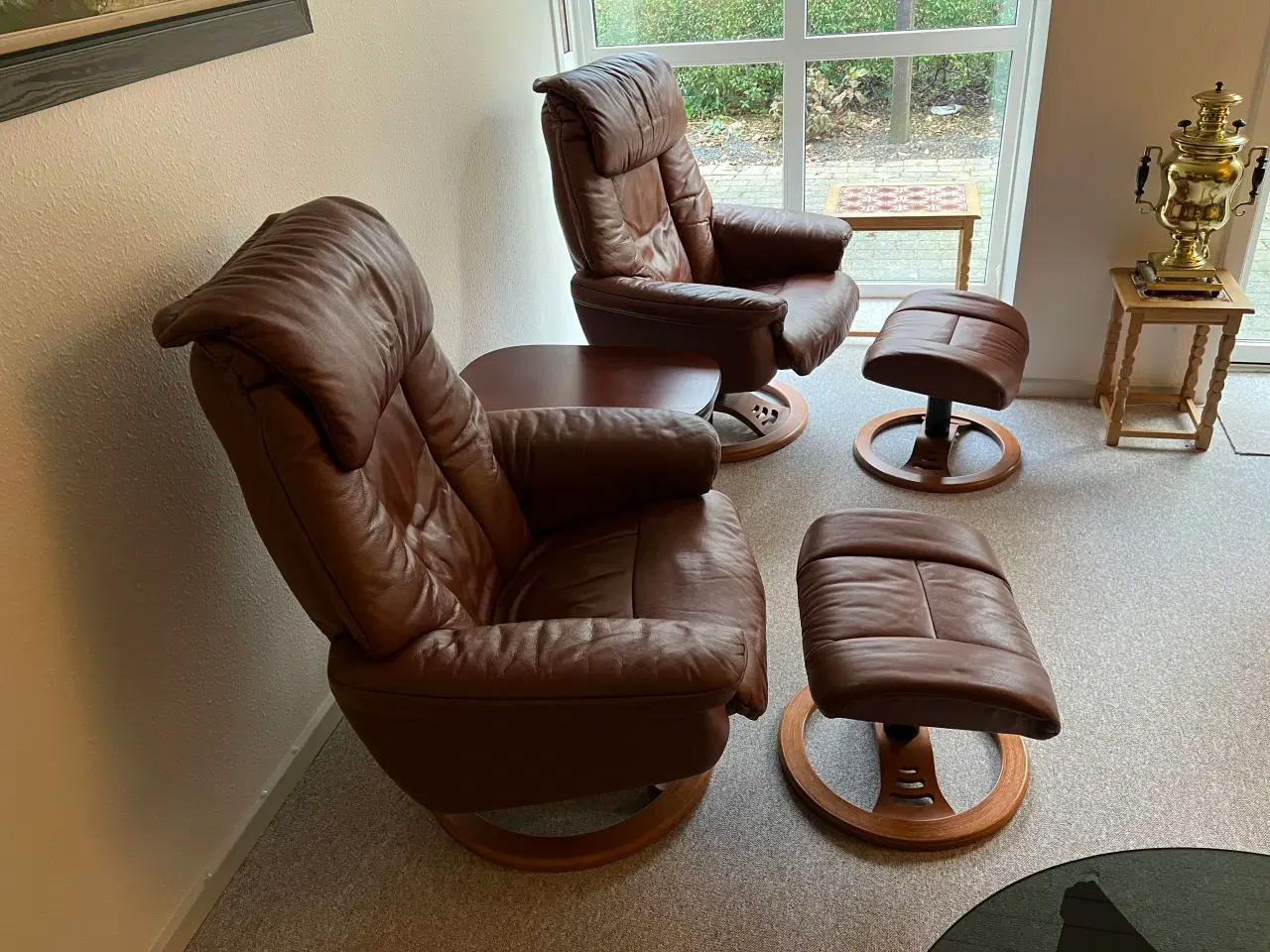 Billede 4 - To lænestole m/ skammel i cognac læder.