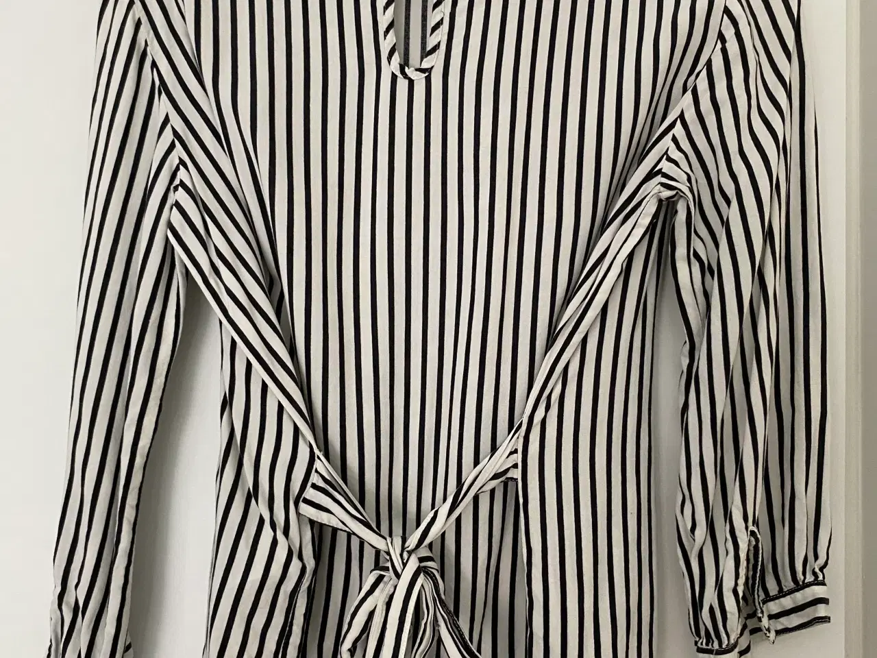 Billede 2 - Bluse med fine striber 