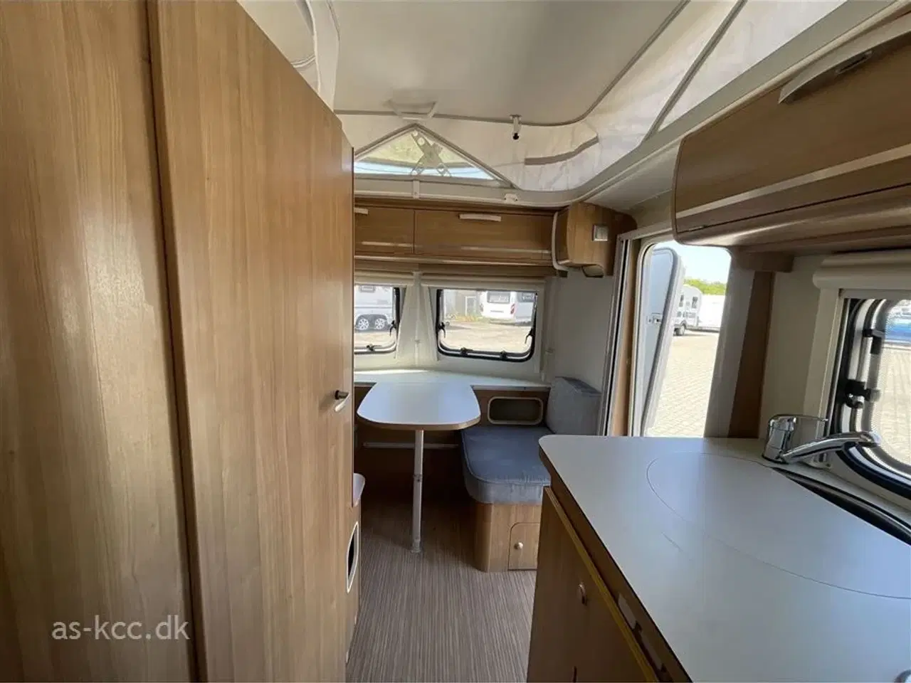 Billede 3 - 2014 - Hymer Touring 430 GT   Hymer Touring Triton 430 GT årgang 2014 3 sovepladser, 2 siddepladser, Mover, Cykelholder, Solsejl. 2 fl. 6 kg gas tomme, Reservehjul.