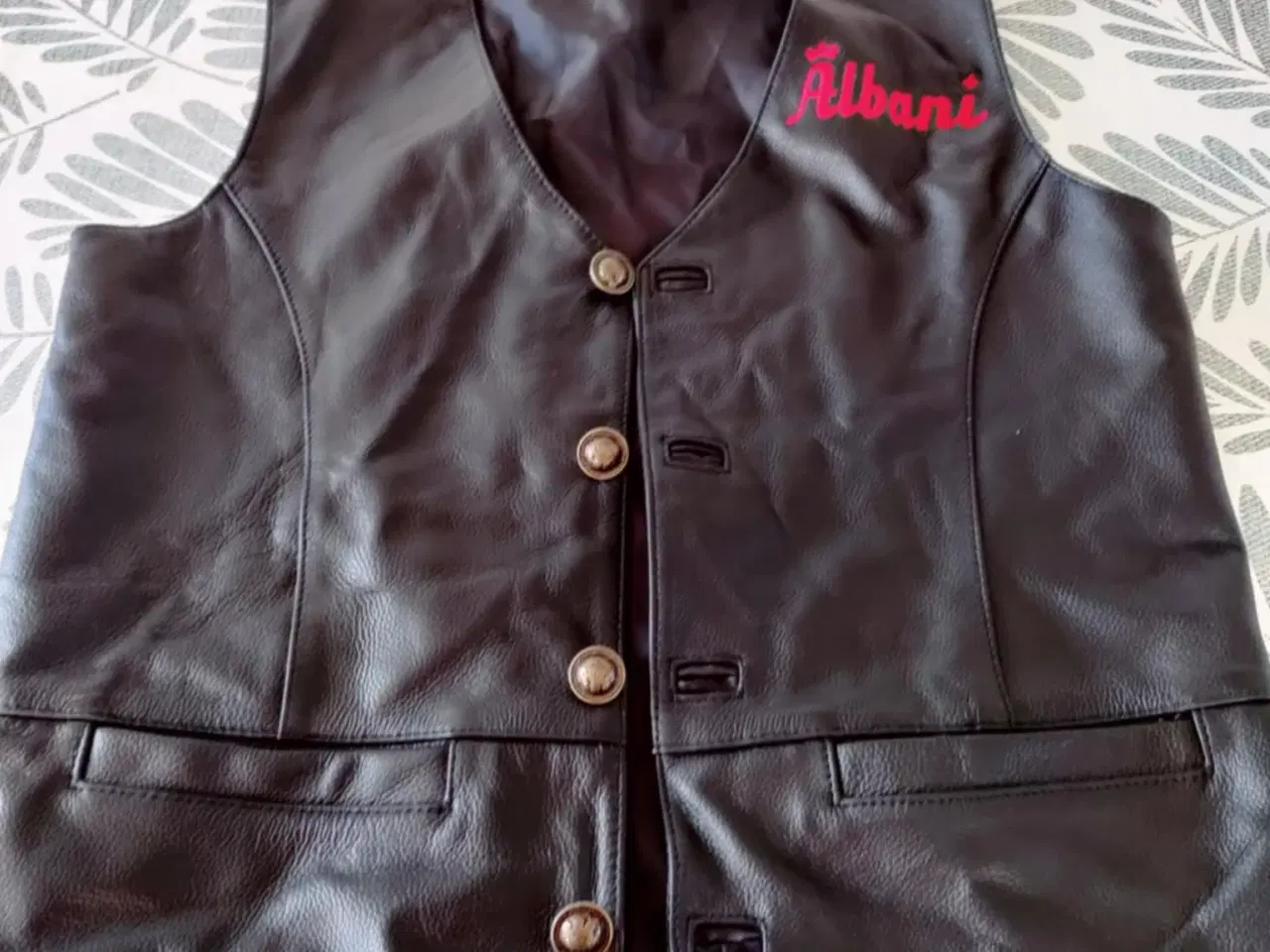 Billede 1 - super fed lædervest fra albani
