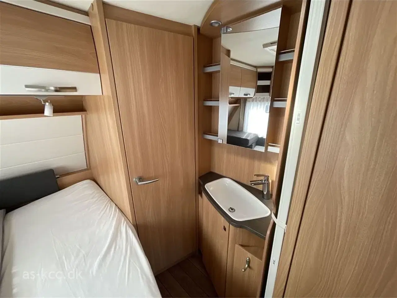 Billede 5 - 2018 - Knaus Südwind 450 FU   Knaus Südwind årg. 2018 4 sovepladser, 5 siddepladser, mover, posemarkise, cykelholder.