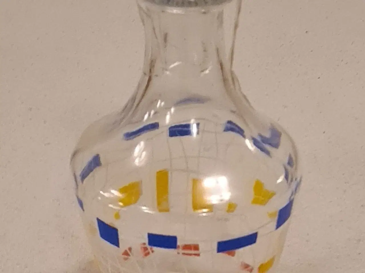 Billede 4 - Glas karaffel og 6 glas med farvede firkanter