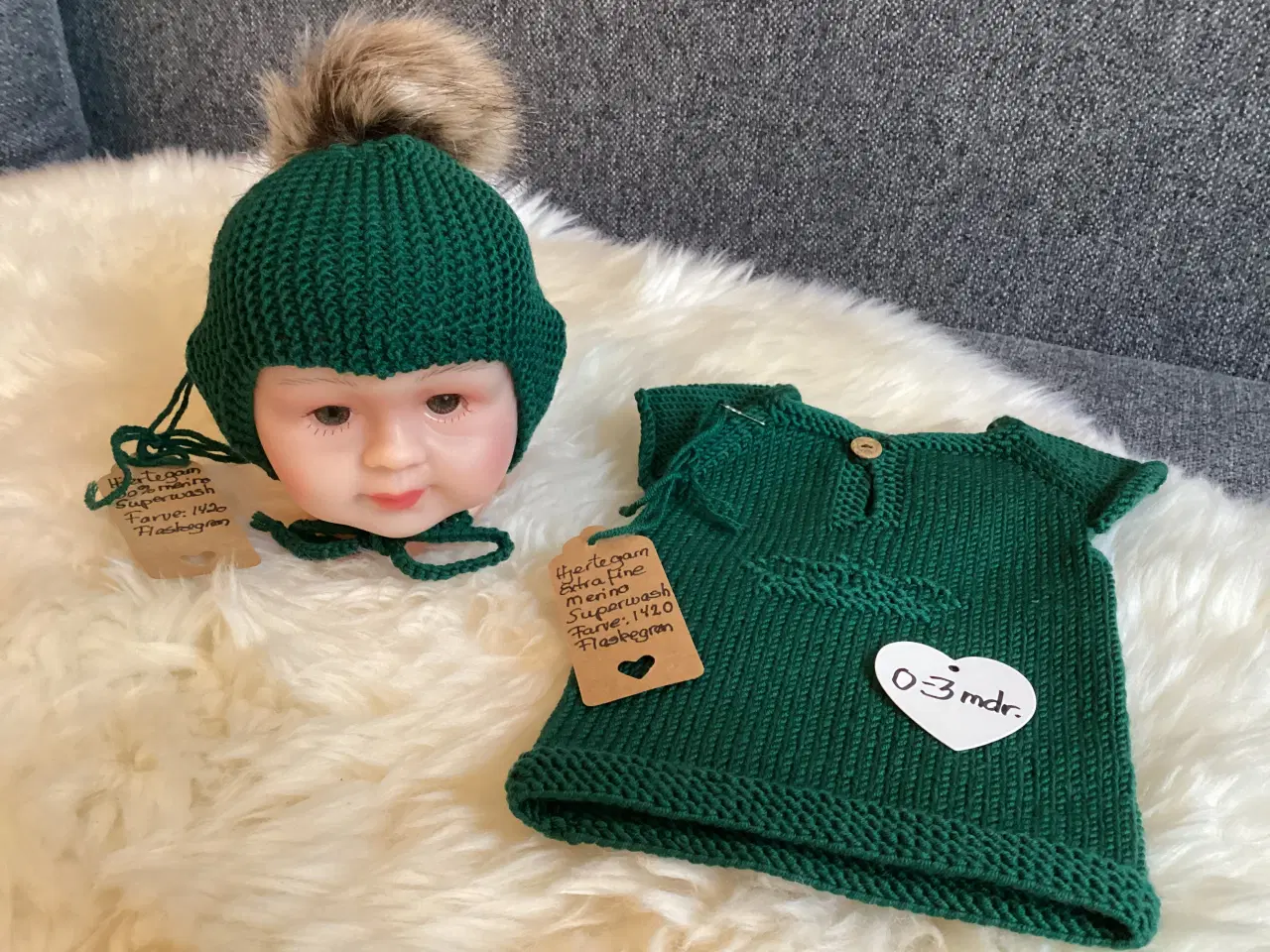 Billede 2 - Håndstrikket sæt: 0-3 mdr. top/undertrøje + hue