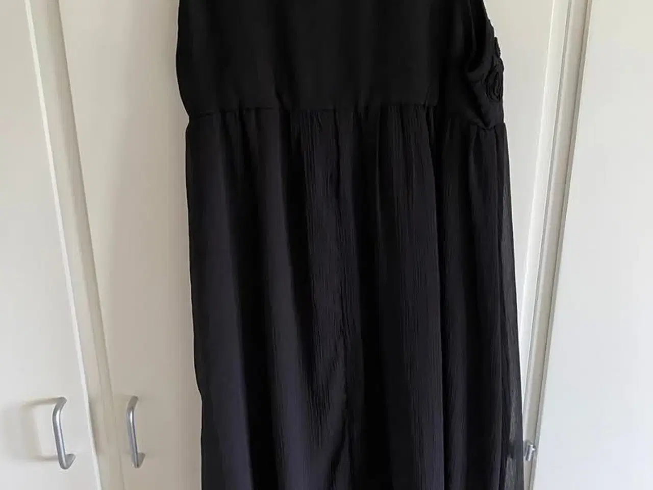 Billede 2 - Sort kjole fra zizzi str small (42/44)