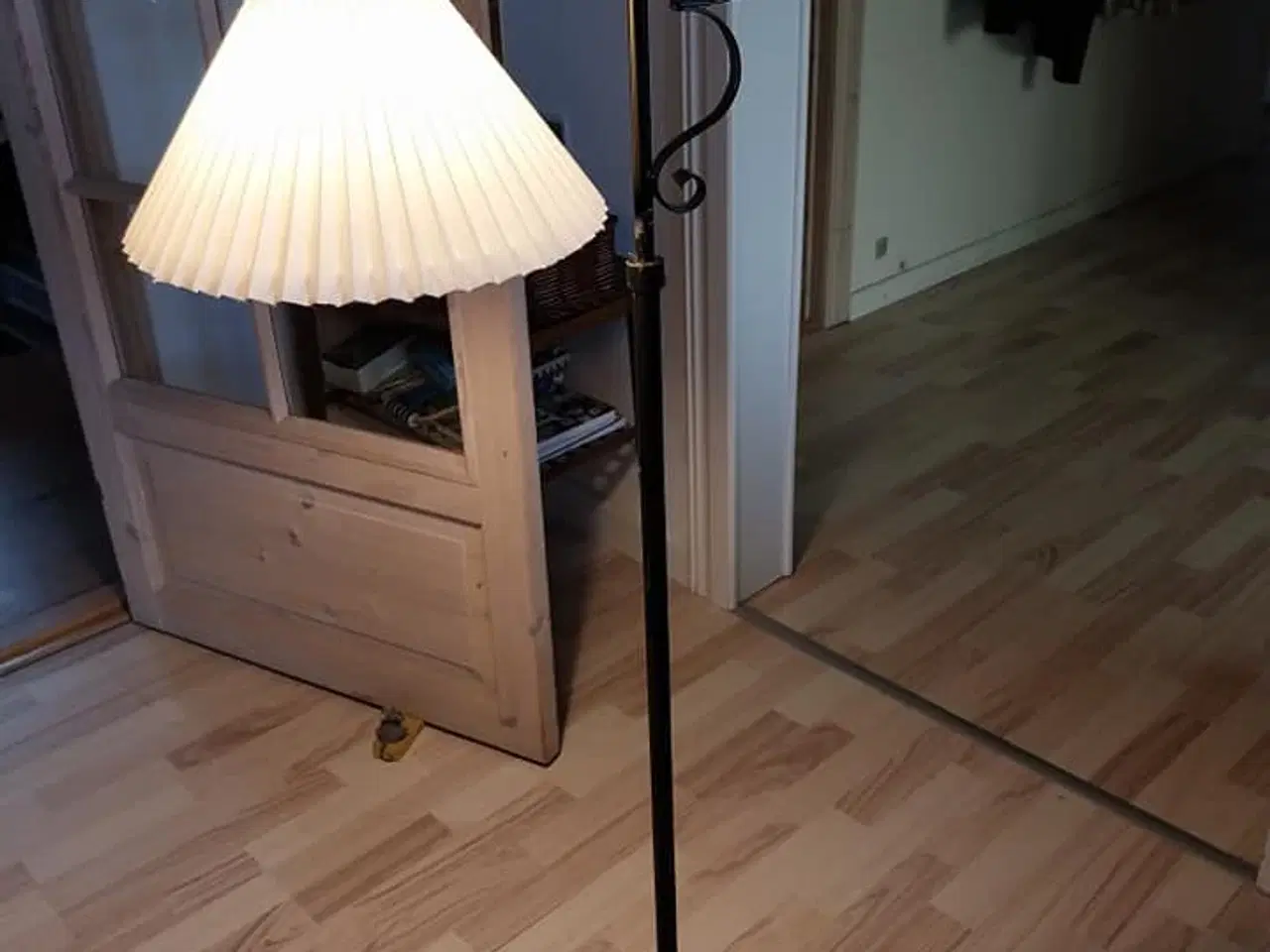 Billede 1 - gammel gulvlampe i metal