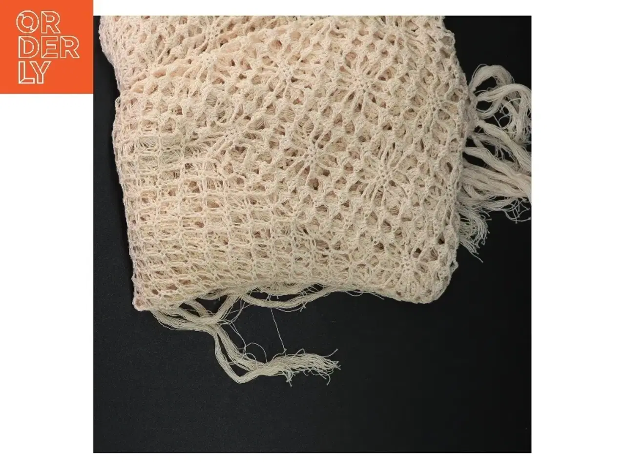 Billede 4 - Sjal (str. Størrelsen kan ikke præcist bestemmes ud fra billederne, men det ser ud til at passe til en standard kvadratisk pude.)