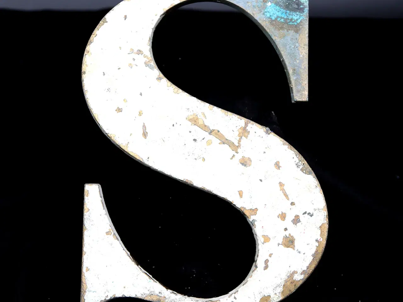 Billede 2 - Messing facadebogstav “S” – rå patina