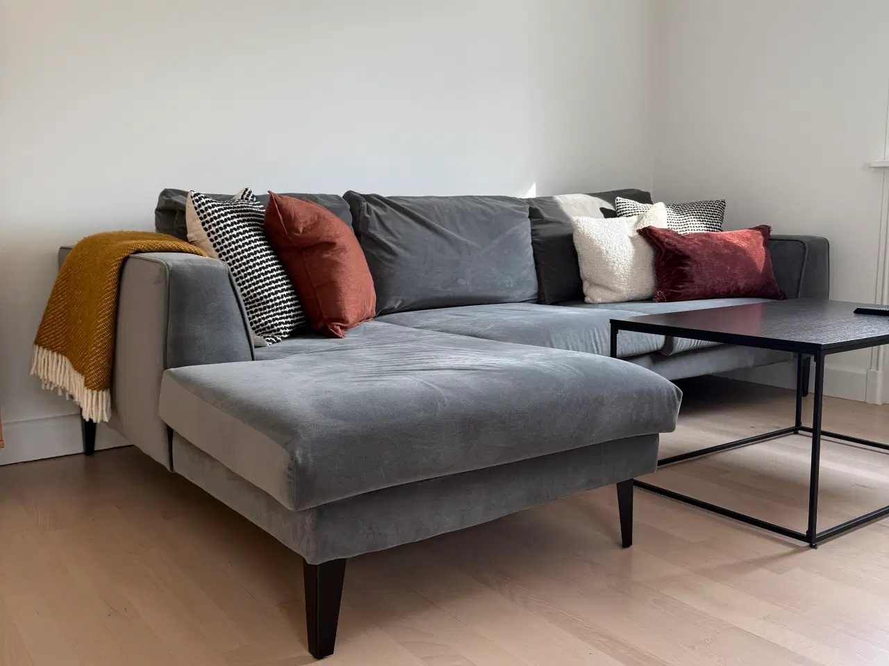 Billede 2 - Grå velour sofa fra Ilva 