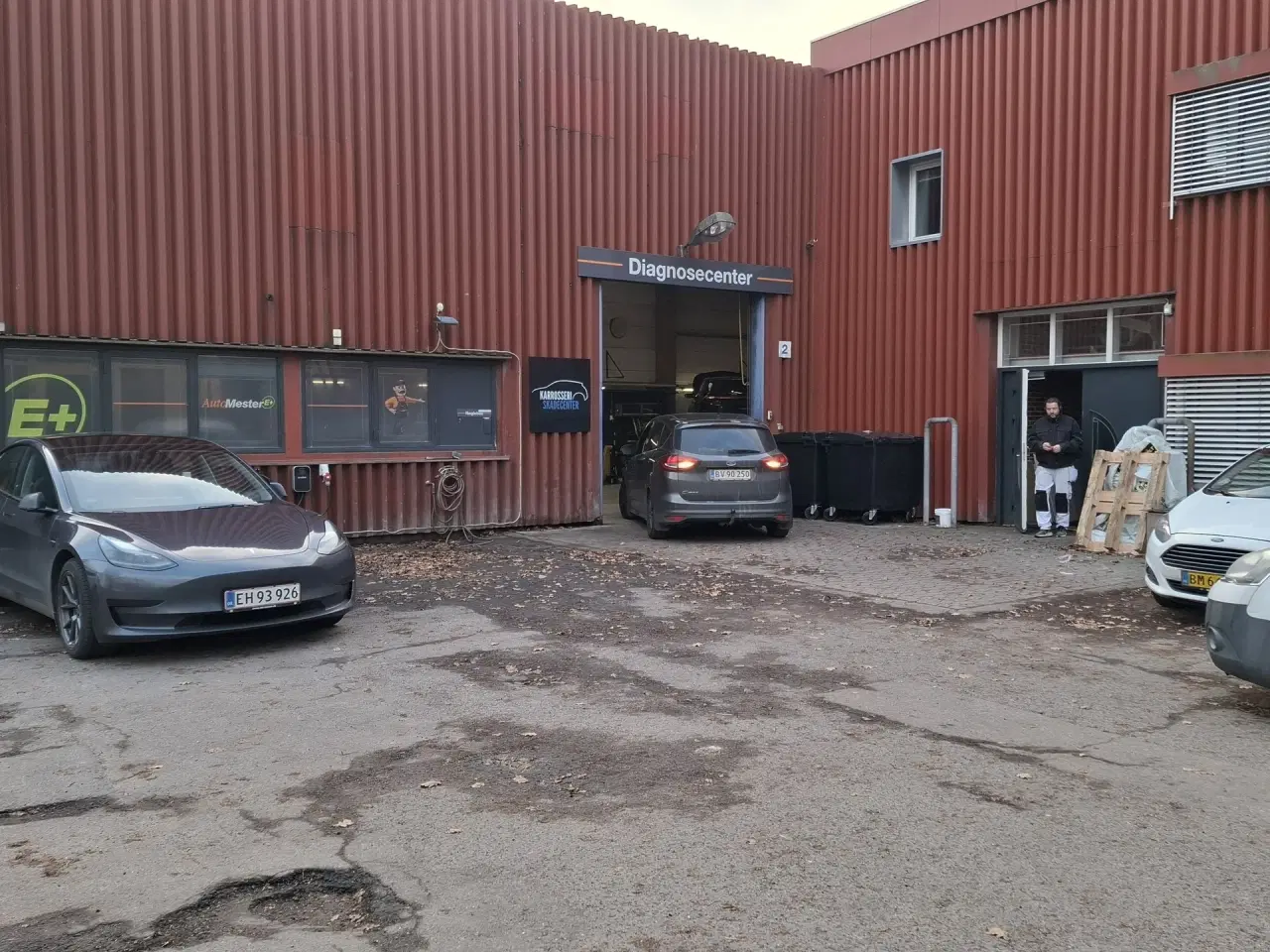 Billede 28 - Velegnet til Autoværksted. værksted eller Lager. Stort udeareal til præsentation af biler