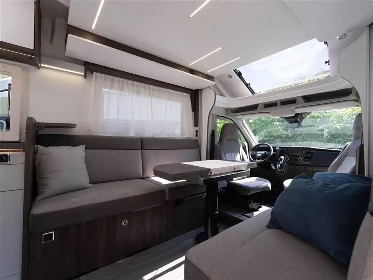 Billede 4 - 2026 - Benimar Tessoro 488 Rummelig camper med face-to-face siddegruppe