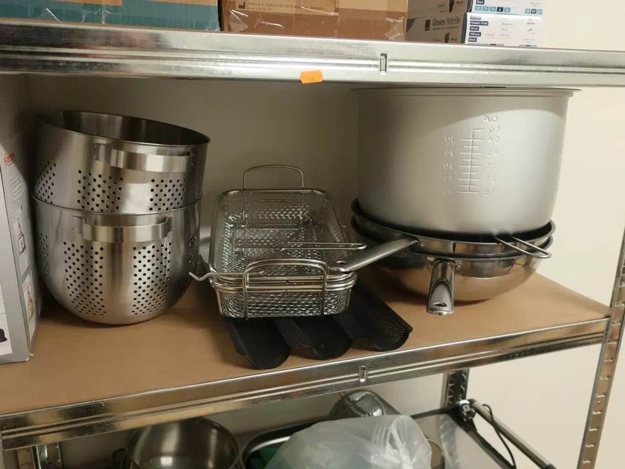 Billede 7 - 2 stk. reoler med indhold