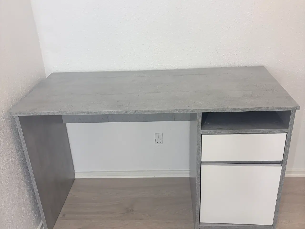 Billede 1 - Skrivebord fra Jysk