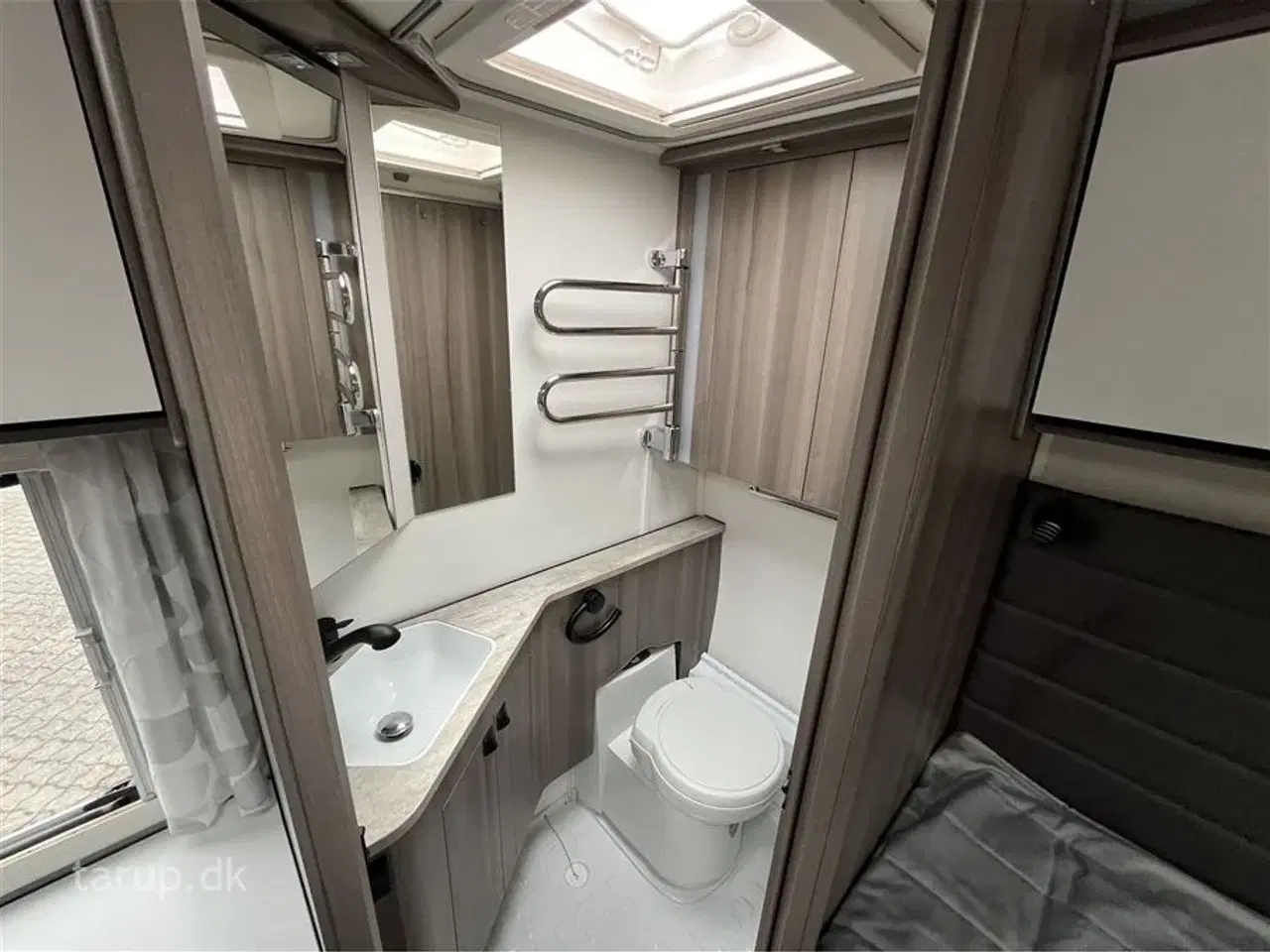 Billede 18 - 2022 - Kabe Estate 600 XL KS   Cykelstativ, Mestic klimaanlæg, rundsiddegruppe, ALDE centralvarme, vandbåren gulvvarme, stort køle/ frys, alufælge, glatte sider, fransk dobbeltseng