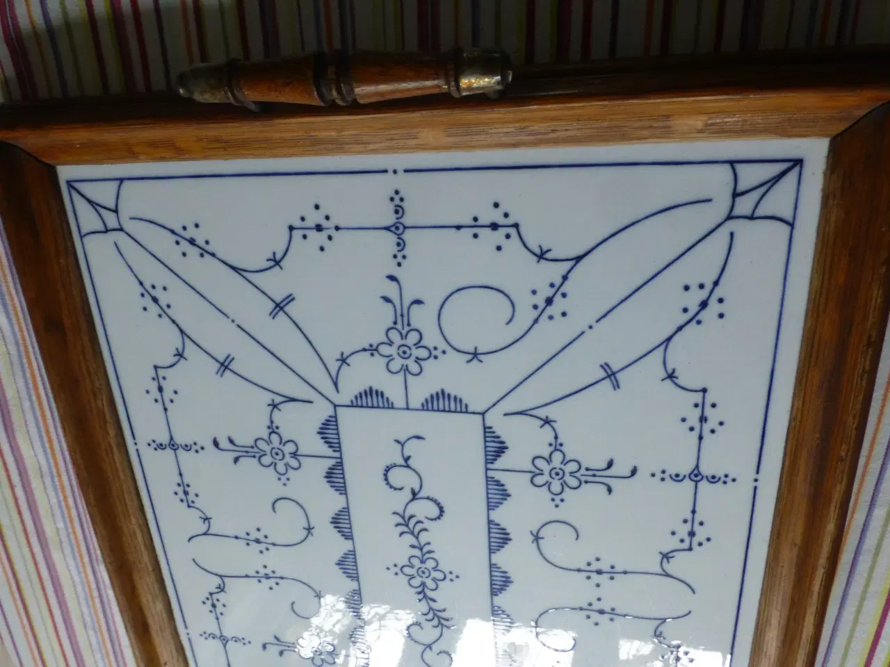 Billede 2 - Musselmalet Porcelæn Bakke M/Træramme 47,5+37 Cm