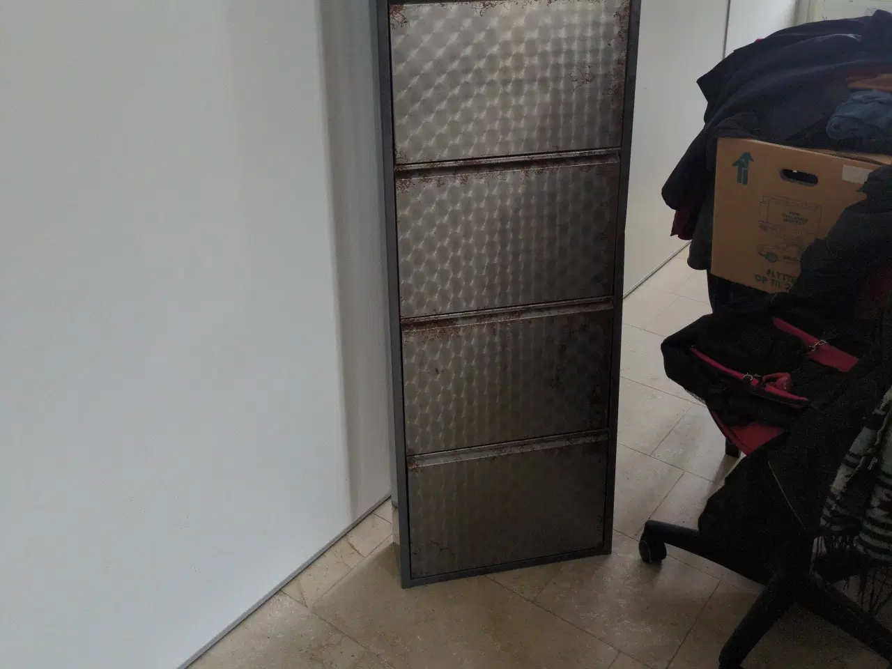 Billede 3 - Rummeligt skoskab i jern