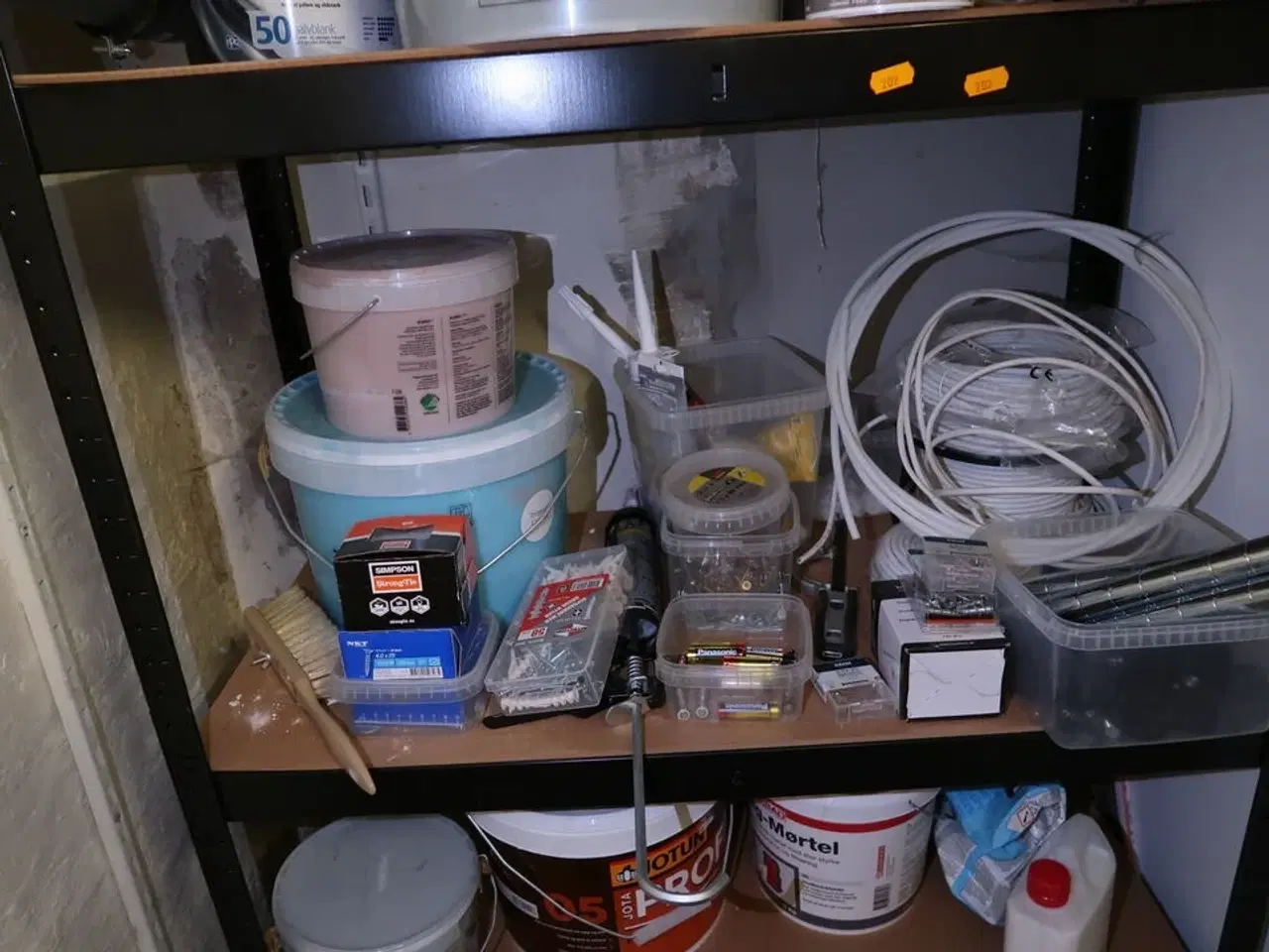 Billede 3 - Reol med div. Maling m.m.